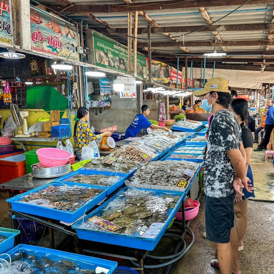 ตลาดประมงพื้นบ้านชลบุรี ซีฟู้ดสดจากเรือ