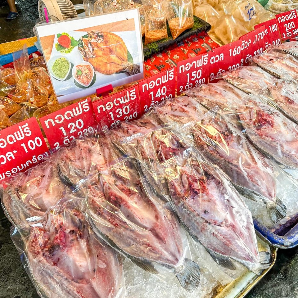 ตลาดประมงพื้นบ้านชลบุรี ซีฟู้ดสดจากเรือ